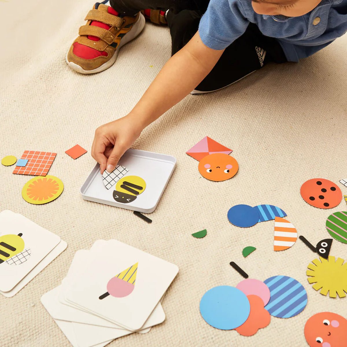 On The Go Magnetic Shapes Play - Lockwood Shop - Kikkerland